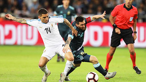 Messi ngã xuống sân vẫn rê bóng qua 5 cầu thủ Uruguay