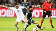 Messi ngã xuống sân vẫn rê bóng qua 5 cầu thủ Uruguay