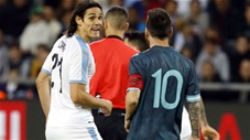 Vì sao Messi muốn đánh Cavani trong suốt trận Argentina - Uruguay