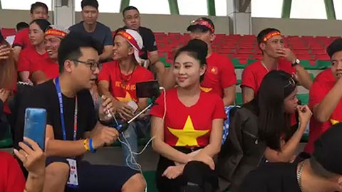 Nữ CĐV xinh đẹp chơi trội tặng vé cho NHM Việt Nam