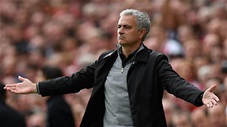 Mourinho bẽ bàng vì bị cậu nhóc đẩy tay trong đường hầm
