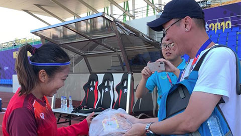Đội trưởng nữ Việt Nam hạnh phúc khi được PV báo Bóng đá tặng quà sinh nhật
