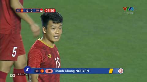 Thành Chung lĩnh thẻ vàng (U22 Việt Nam 0-0 U22 Indonesia)