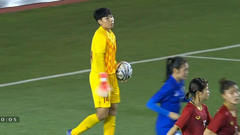 Kim Thanh bắt dính cú sút cận thành của DangDa (trực tiếp: nữ Việt Nam 0-0 Nữ Thái Lan)