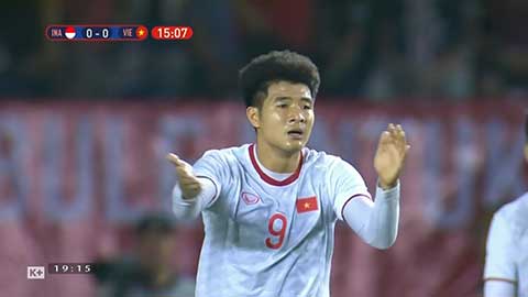 Đức Chinh xoay người vuốt bóng cực nhanh (trực tiếp: U22 Việt Nam 0-0 U22 Indonesia)