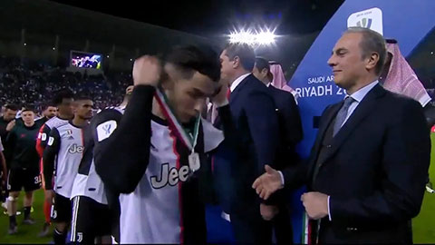 Ronaldo cởi bỏ huy chương ngay sau khi nhận