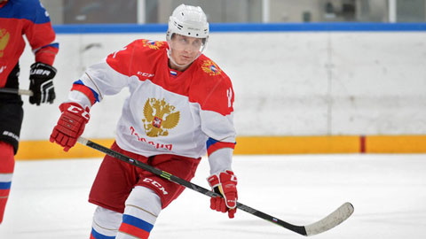 Tổng thống Putin chơi khúc côn cầu khiến ai cũng trầm trồ