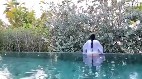 Những video độc, dị nhất tuần: Bạn gái Ronaldo khoe vòng 3 lộ liễu