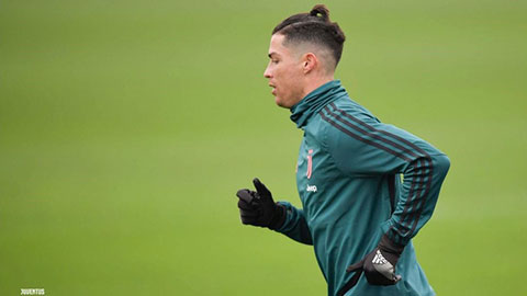 Ronaldo gây sốt với kiểu tóc búi ngược