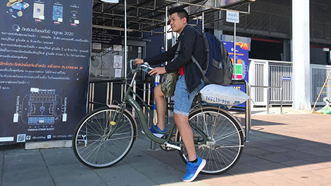 'Dị nhân' thuê xe đạp đến sân lấy vé xem trận U23 Việt Nam - U23 UAE