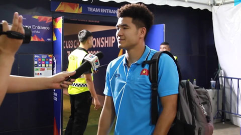 Đức Chinh chườm đá, đứng tập tễnh trả lời phỏng vấn sau trận U23 Việt Nam - U23 UAE