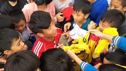 Cầu thủ SLNA bị khán giả 'vây' xin chữ ký khi đá giao hữu từ thiện