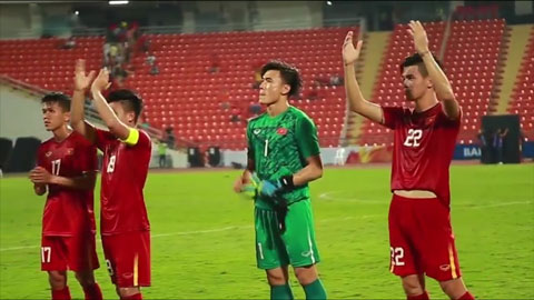 CĐV vỗ tay an ủi U23 Việt Nam sau trận đấu