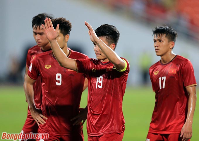 Anh và các cầu thủ U23 Việt Nam cảm ơn người hâm mộ đã đến sân Rajamangala cổ vũ. Dù vậy, Quang Hải cúi gằm, thất vọng 