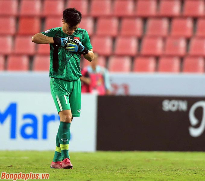 Thủ môn Tiến Dũng vẫn chưa hết trách mình sau sai lầm dẫn đến bàn thua cho U23 Việt Nam 