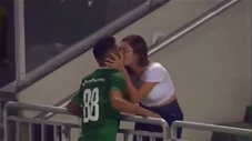 Vừa chạy lên hôn vợ để ăn mừng bàn thắng, cầu thủ nhận ngay cái kết đắng