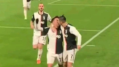 Ronaldo gây sốt khi hôn Dybala ăn mừng bàn thắng trước Parma