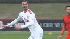 Ibra ngẫu hứng phô diễn kỹ thuật trong buổi tập của AC Milan