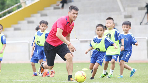 Công Vinh: 'Tôi tìm thấy niềm vui khi dạy bóng đá cho trẻ nhỏ'