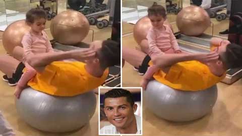 Ronaldo khiến trái tim fan tan chảy khi tập luyện với con gái 2 tuổi