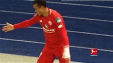 Sao Bundesliga giả vờ buộc dây giày rồi ghi bàn khiến đối thủ sững sờ