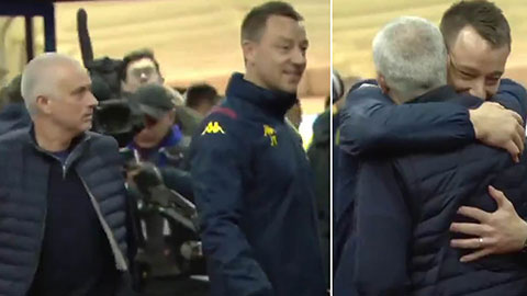 Mourinho và Terry ôm nhau thắm thiết trước trận Aston Villa - Tottenham