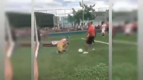 Chuyền bóng vào quan tài để tri ân đồng đội