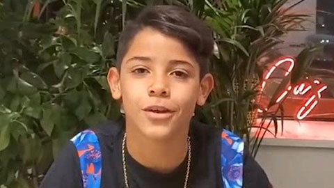 Con trai Ronaldo gây sốt khi giới thiệu bản thân bằng 4 thứ tiếng