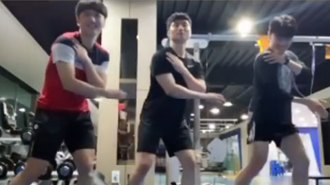 Xuân Trường dạy bạn Hàn Quốc nhảy 'Hãy trao cho anh' của Sơn Tùng M-TP