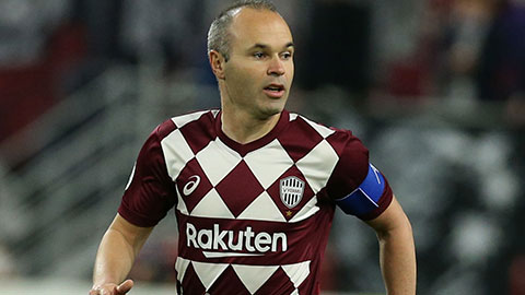 Iniesta rê bóng khiến 4 cầu thủ đối phương thành gã hề