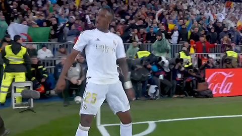 Vinicius ăn mừng kiểu Ronaldo sau khi ghi bàn vào lưới Barca