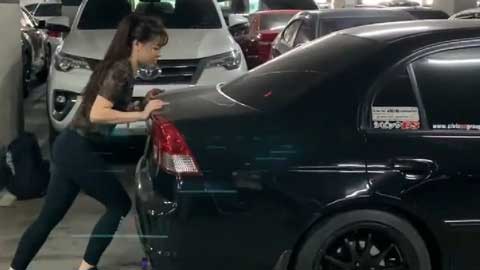 Bạn gái Văn Lâm gây sốt khi đẩy ô tô bằng tay không