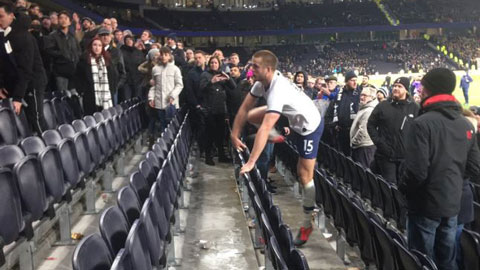 Cầu thủ Tottenham lên khán đài đánh nhau với CĐV sau trận thua