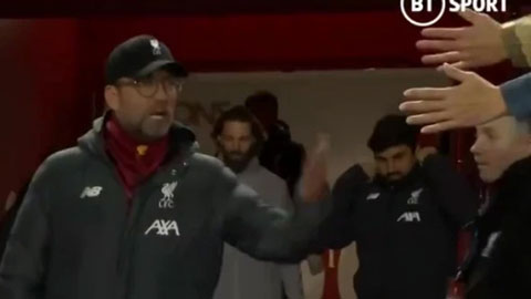 HLV Klopp quát rồi thẳng thừng từ chối bắt tay fan Liverpool vì sợ Covid-19