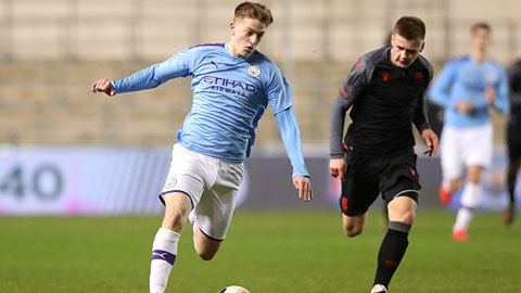 Cầu thủ U18 Man City rê bóng qua cả hàng thủ đối phương để ghi bàn