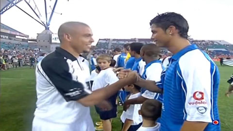 Lần duy nhất huyền thoại Rô béo và Ronaldo đối đầu nhau trong 1 trận