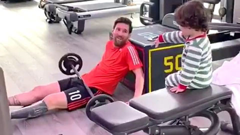 Nghỉ thi đấu vì Covid-19, Messi cùng con trai tập gym siêu đáng yêu