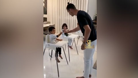 Ronaldo hướng dẫn các con rửa tay để phòng dịch