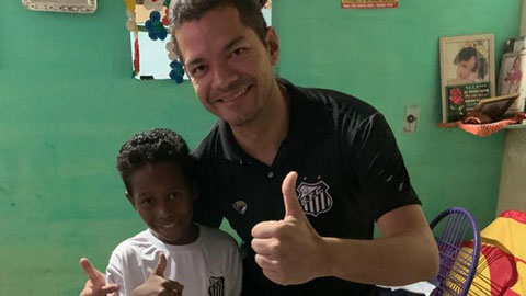 Cậu bé lập siêu phẩm đường phố rồi ăn mừng như Ronaldo gây sốt