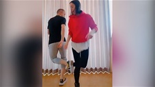 Iniesta nhảy múa cực dẻo với vợ không kém như khi trên sân