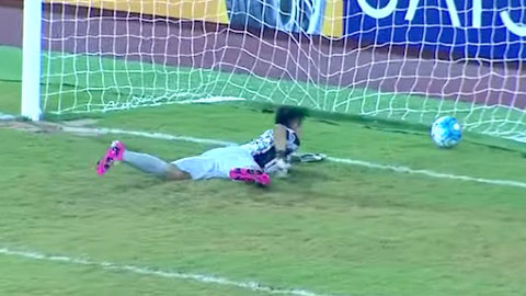 Pha lọt lưới khó tin của thủ môn thu hút hơn 7 triệu lượt xem