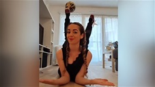 Hot-girl vừa uốn dẻo vừa tâng bóng gây sốt