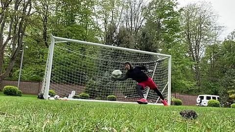 Firmino trổ tài bắt gôn siêu đẳng tại nhà