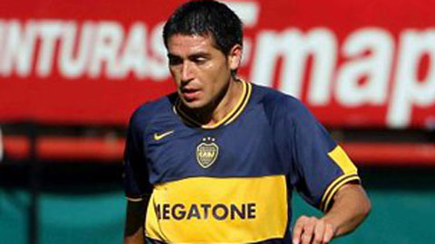 Juan Riquelme xỏ háng đối phương mà không cần chạm bóng