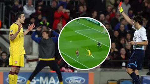Gợi nhớ chiếc thẻ đỏ oan ức trong sự nghiệp Van Persie