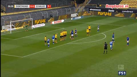 Cầu thủ Schalke đá phạt không qua hàng rào (Dortmund 0-0 Schalke)