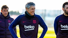 HLV Barca trổ tài sút phạt theo phong cách của Messi trên sân tập