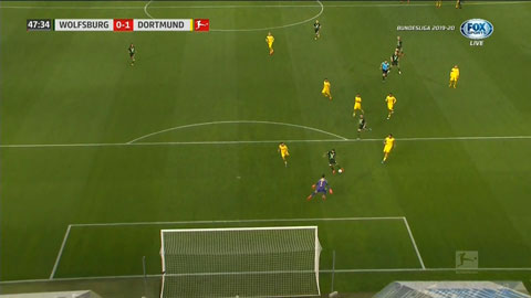Tiền đạo Weghorst sút trúng xà ngang (Trực tiếp Wolfsburg 0-1 Dortmund)