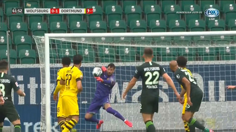 Thủ thành Burki đẩy bóng cứu thua cho Dortmund (Wolfsburg 0-1 Dortmund)