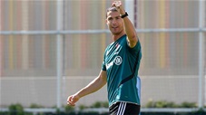 Ronaldo lại khiến fan phát cuồng với pha dùng chân hất bóng vào rổ